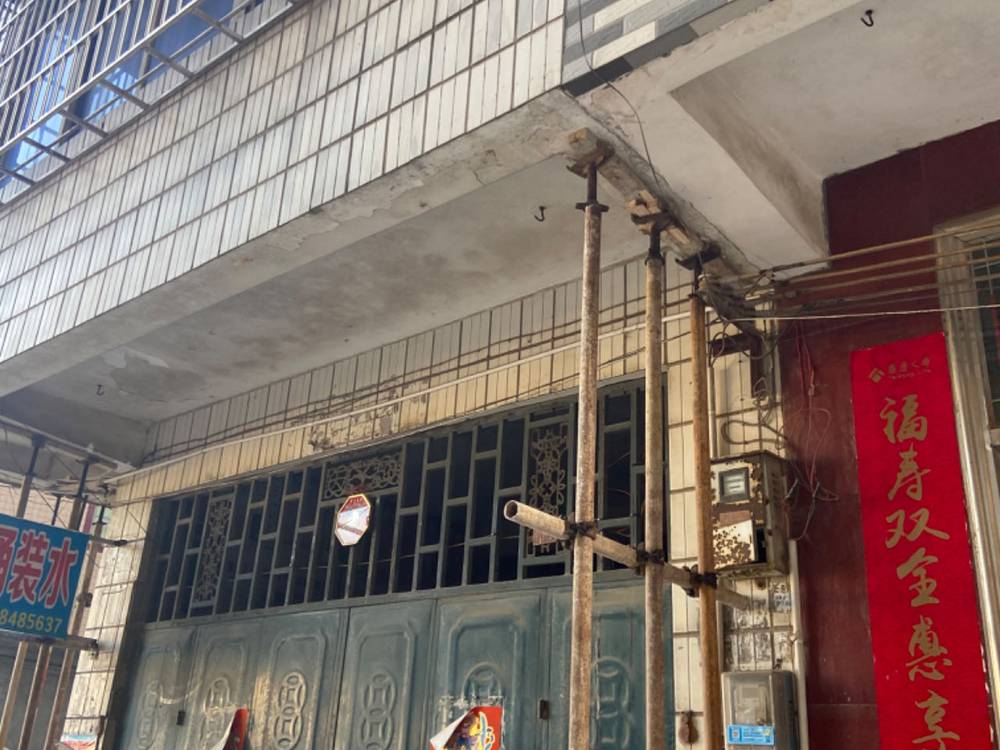 南寧某樓房周邊挖土方導(dǎo)致地基下沉錨桿靜壓樁加固